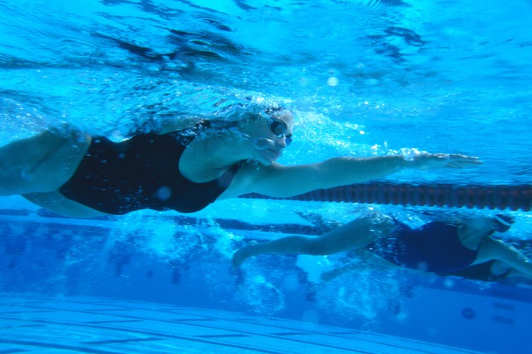 El nadador competitivo hace más eficiente su cuerpo para lograr más velocidad.