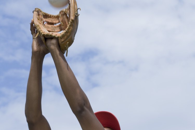 El movimiento para lanzar la pelota en el softbol comienza inmediatamente después de que la atrapas.