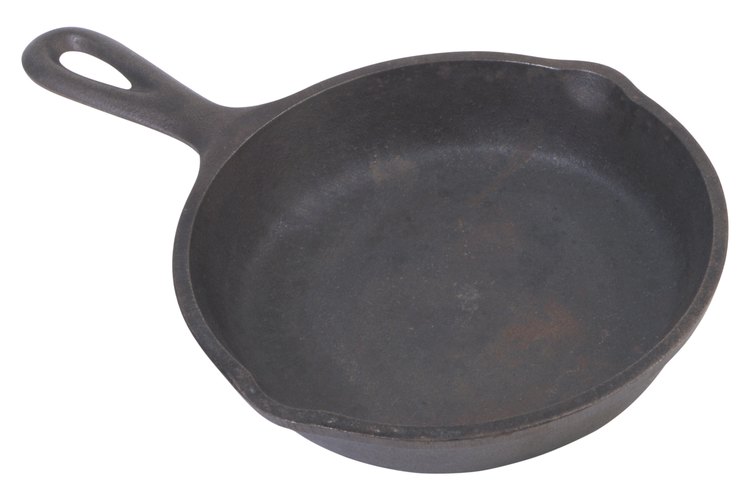Las sartenes de hierro fundido u otras con fondos resistentes son las mejores para cocinar filetes de cordero.
