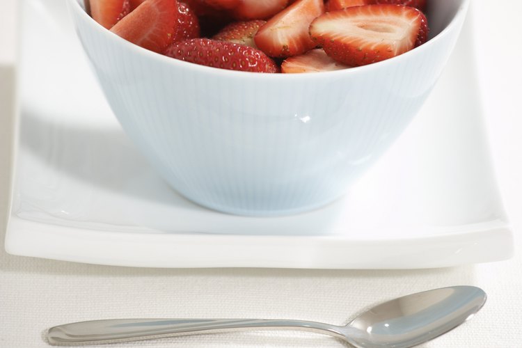 Incluye carbohidratos saludables como la fruta en el desayuno para tener una buena nutrición y energía suficiente.