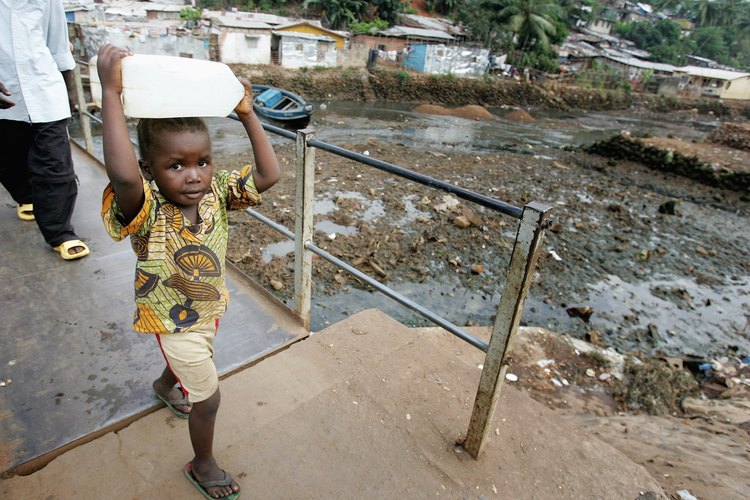Billones de personas alrededor del mundo sufren a causa del agua contaminada.