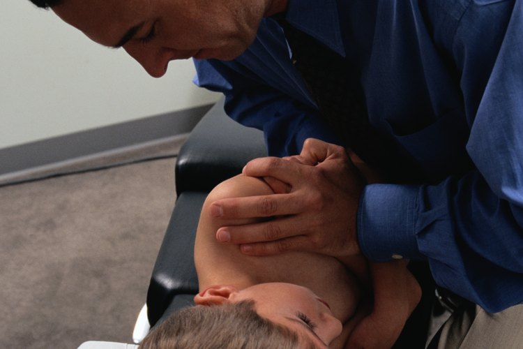 Para aliviar un dolor crónico en tu espalda, puedes acudir al quiropráctico.
