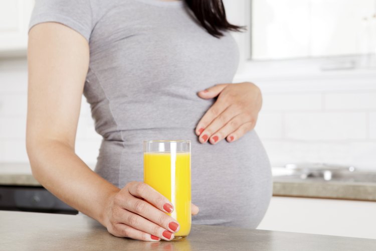 La mayoría de los jugos de frutas están bien para beber en el embarazo.