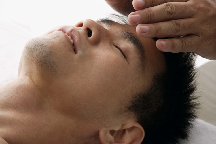El Reiki te puede ayudar a relajarte y recuperar la fuerza emocional.