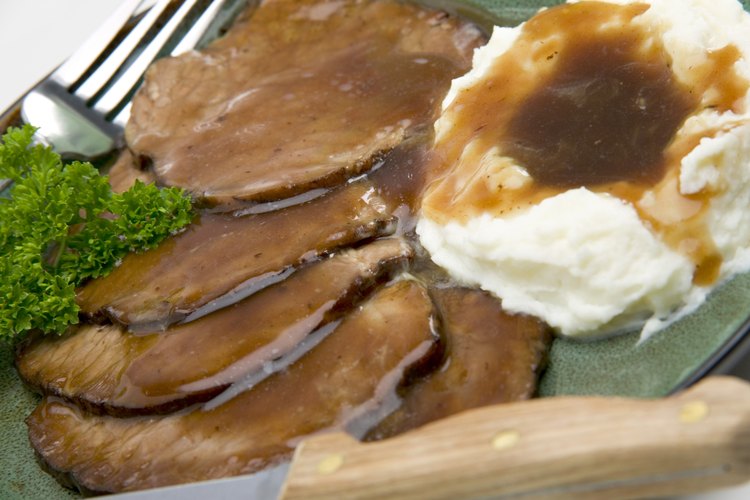 Usa cubos de caldo de carne para hacer salsa para la carne asada.