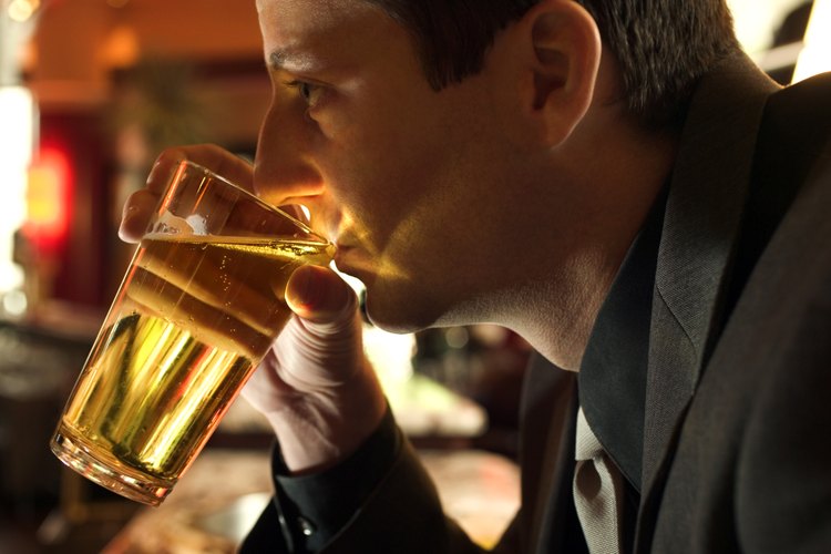 Aunque más baja en calorías y carbohidratos, la cerveza ligera puede causar problemas con tu glucemia.
