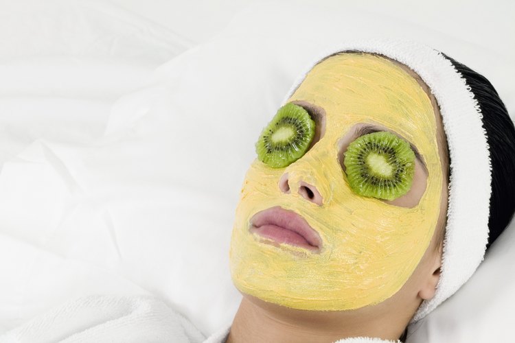 Consiéntete con una máscara de belleza casera de plátano y miel.