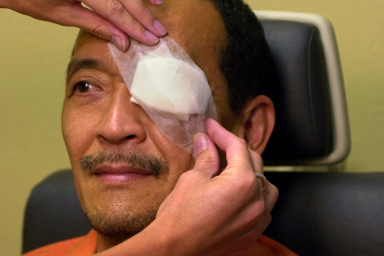 Coloca un vendaje al ojo para evitar más daños.