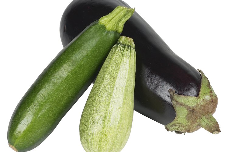 Las verduras frescas bajas en sodio pueden ayudar a prevenir la retención de agua.