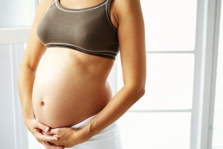 Las modificaciones para los ejercicios de placa durante el embarazo incluyen soportar a tu cuerpo con una rodilla.