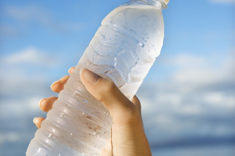 Mide el pH del agua potable con un equipo de prueba.