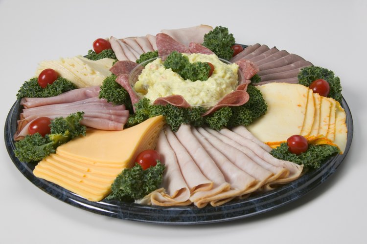 Limita tu porción a un solo tamaño, ya que el queso deli es alto en calorías.