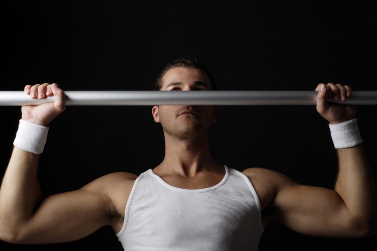 Después de realizar unos pullups, puedes descansar activamente haciendo un set de flexiones.