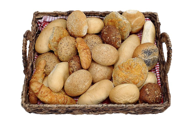 Los panes oscuros son una buena fuente de carbohidratos.