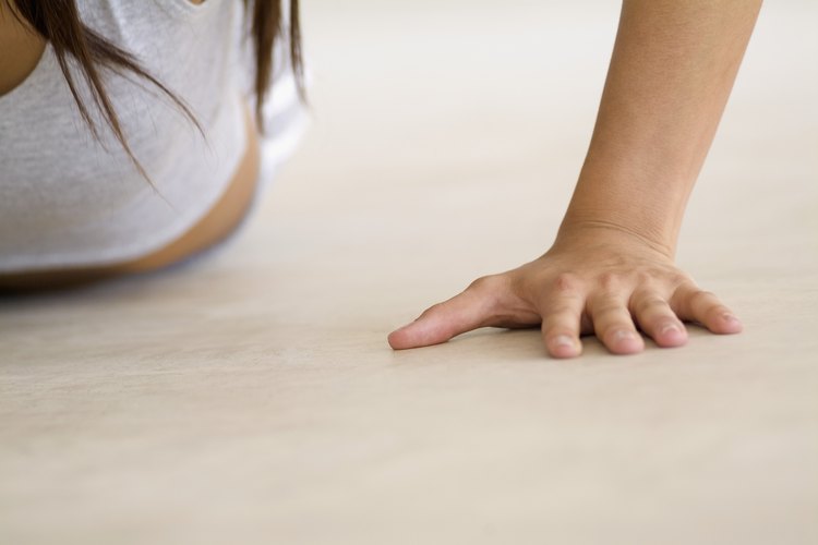 El fabricante estipula que este es el movimiento natural que hace que la flexión de brazo sea un ejercicio más efectivo.