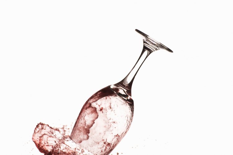 Trata las manchas de vino tan pronto las veas para que tengas mayores posibilidades de eliminarlas.