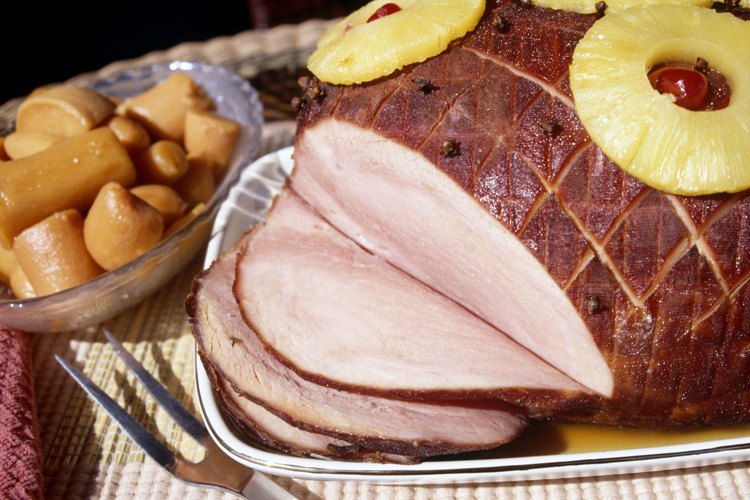 El jamón estilo filipino es horneado con un glaseado de piña.
