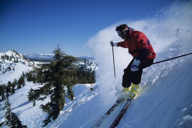 Esquiar en una fuerte ventisca requiere equipo especial para proteger tu cara contra el viento y la nieve.