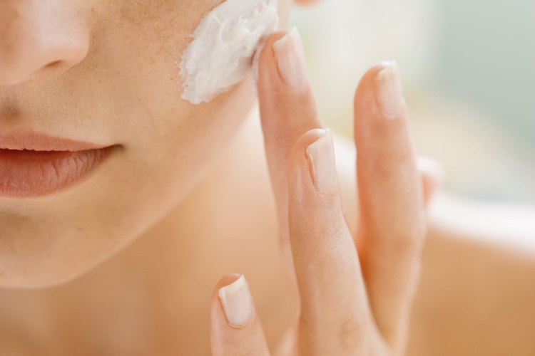 La crema hidratante es apropiada para cualquier edad y para cualquier tipo de piel.