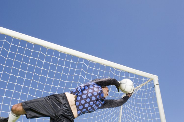 Algunos arqueros tienen una rutina de aterrizaje después de lanzarse por el balón.