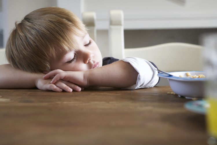 Si tu hijo está mostrando signos de fatiga inusual, consulta a un pediatra o alergólogo para el diagnóstico y tratamiento.