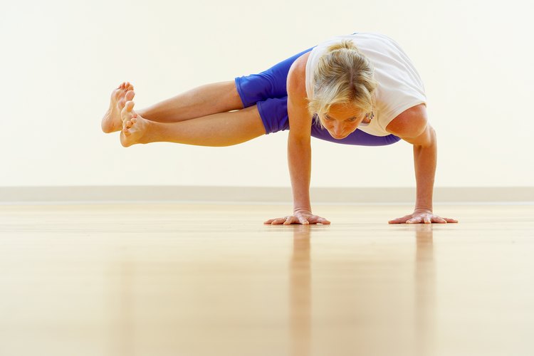 Las posturas de yoga de equilibrio de brazos, como el cuervo de medio lado, apuntan a las muñecas.