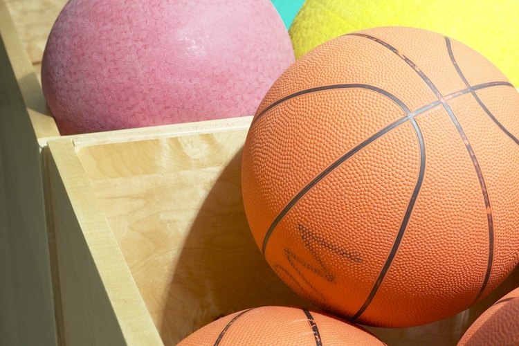 El kickball es popular entre los niños y adultos.