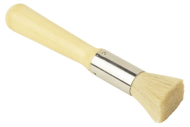 Un cepillo para base mezcla el maquillaje para que tu rostro se vea impecable.