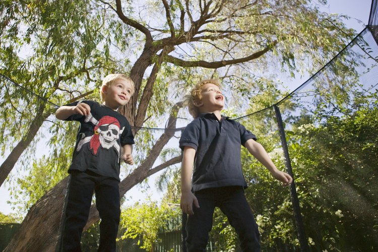 Un trampolín es una forma activa y divertida para que tú y tus hijos jueguen afuera y se ejerciten.