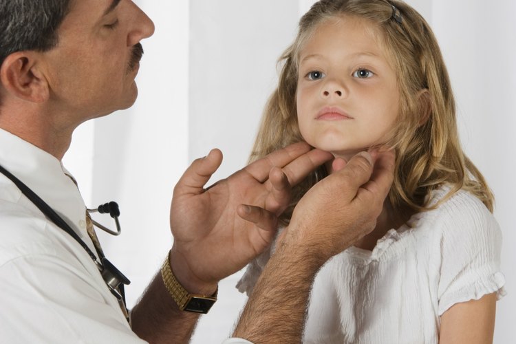 La faringitis estreptocócica puede causar inflamación de los ganglios linfáticos del cuello.