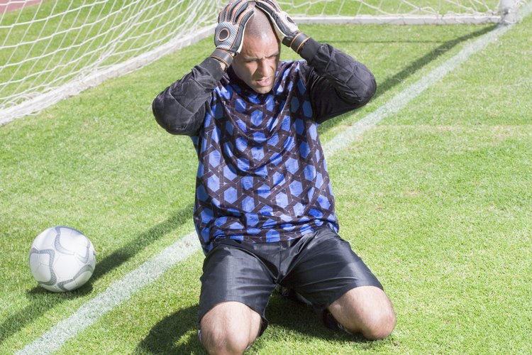 Por fuera del área penal, un arquero es tratado como cualquier otro jugador.