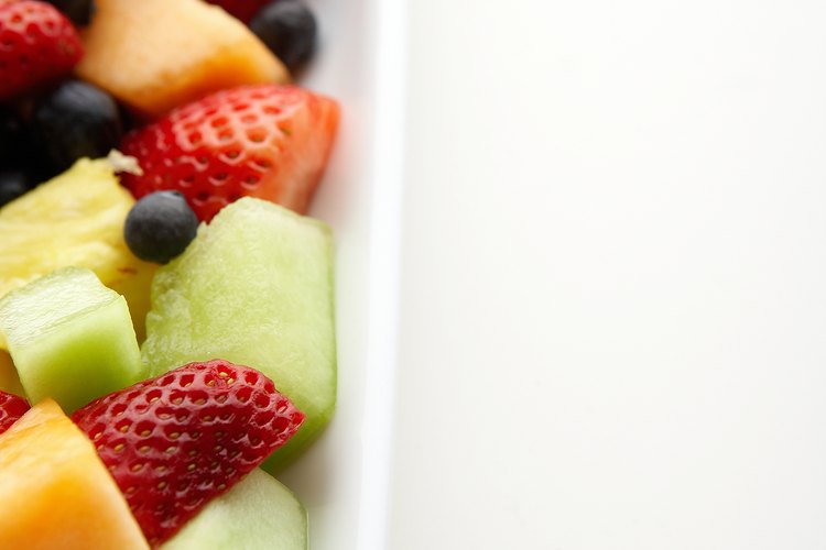 Utiliza melón cortado en una ensalada de frutas o cómelo solo para un desayuno nutritivo.