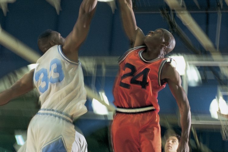 El inicio de un partido de baloncesto se da con el salto inicial.