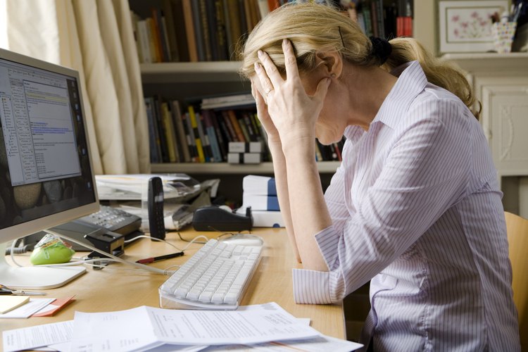 Los dolores de cabeza son un síntoma común de estrés en las mujeres.