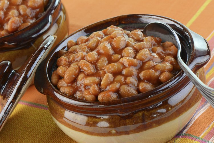 Evita los alimentos como los frijoles horneados para reducir el gas.