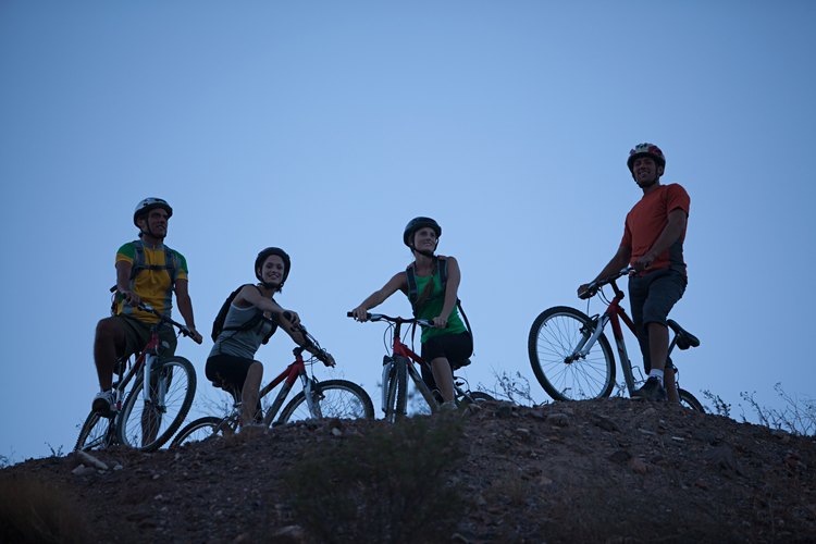 La conquista de la pista local de montaña con amigos es una gran manera de hacer de la subida de colinas algo divertido.