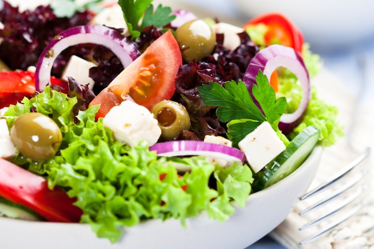Consume ensalada griega.