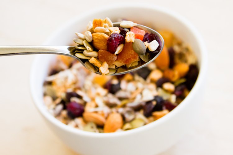 Aumenta tu energía con una mezcla de frutos secos (Trail Mix) luego del entrenamiento.