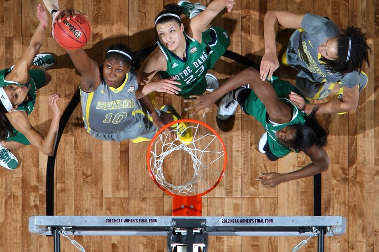 El baloncesto universitario femenino se organizó por primera vez en 1892.