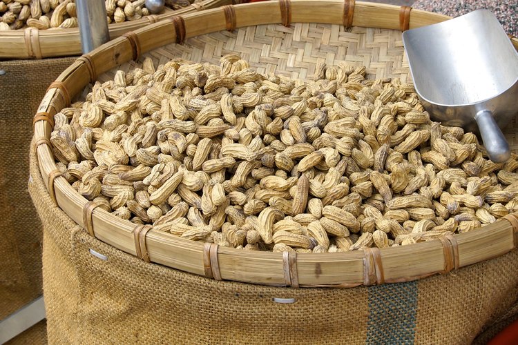 Cacahuetes hervidos en un barril.