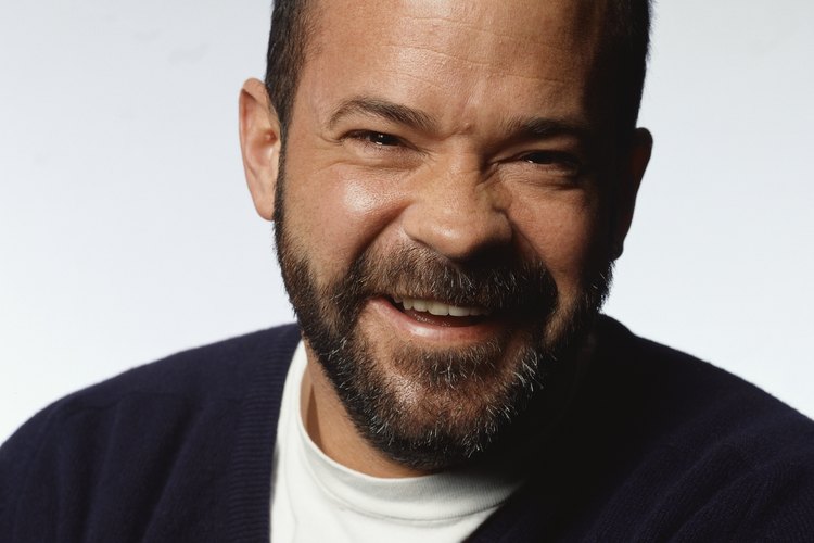 Teñir y recortar correctamente tu barba crea un estilo definido.