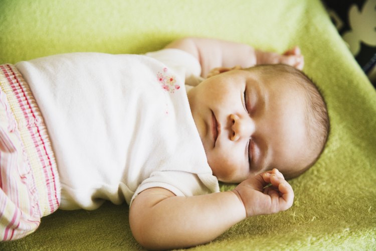 Un bebé que suda mientras duerme esta probablemente muy abrigado.