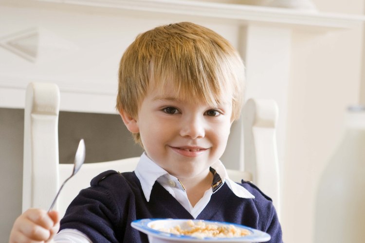 Sírvele alimentos de desayuno que tu hijo pueda comer por sí solo.