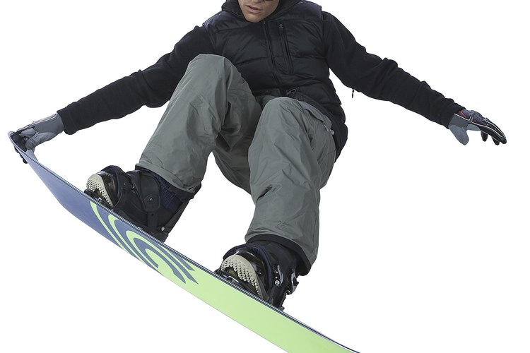 Las tablas de snowboard rentadas generalmente vienen con broches, botas y casco.