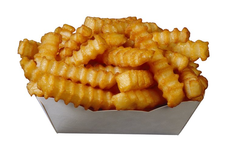 Es un mito que el acné sea causado por comer alimentos como papas fritas o chocolate.
