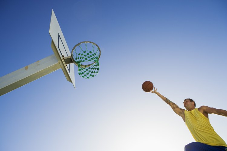 Los esguinces de ligamentos del tobillo son las lesiones más comunes asociados con el juego de baloncesto.