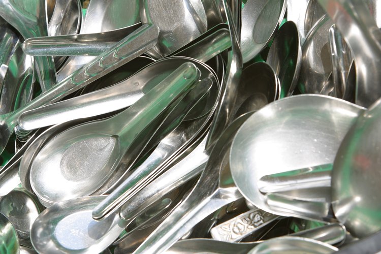 Esterilizar utensilios es necesario para manejar de manera segura la comida.