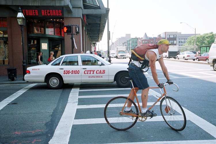 Los ciclistas urbanos se están volviendo tan comunes como los taxis en la mayoría de las ciudades de Estados Unidos.