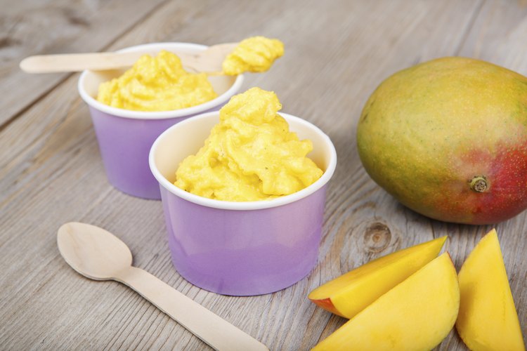 Dos tazas de yogur helado de sabor a mango.