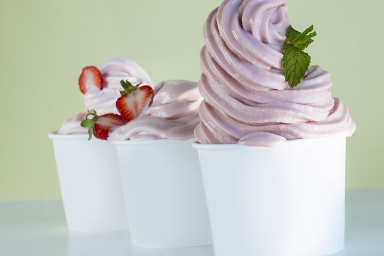 Yogur de fresas en vasos.